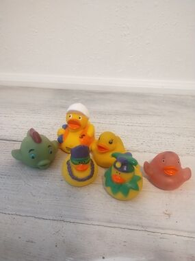 Rubber DucksLot 5 Rubber Ducky Fun Time Ducks Bath Toys and 1 fish USA Duck